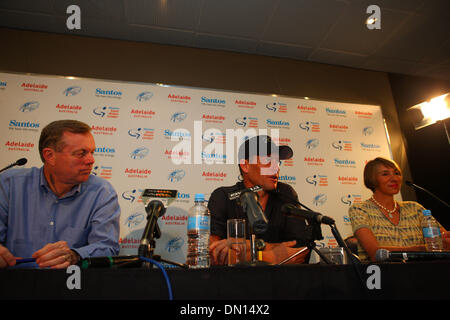 Jan 14, 2010 - Adelaide, Australia - LANCE ARMSTRONG (C), South Australian Premier Mike Rann e il Ministro del Turismo JANE LOMAX-SMITH in Australia per un 2010 Santos Tour Down Under conferenza multimediale. Lance Armstrong è tornato ad Adelaide, la città dove ha fatto la sua rimonta al ciclismo professionale nel gennaio dello scorso anno dopo il pensionamento nel 2005, per competere nel 2010 Santos Tour Down U Foto Stock