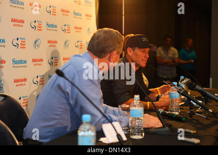 Jan 14, 2010 - Adelaide, Australia - LANCE ARMSTRONG e South Australian Premier Mike Rann in Australia per un 2010 Santos Tour Down Under conferenza multimediale. Lance Armstrong è tornato ad Adelaide, la città dove ha fatto la sua rimonta al ciclismo professionale nel gennaio dello scorso anno dopo il pensionamento nel 2005, per competere nel 2010 Santos Tour Down Under il debutto in gara per il suo nuovo cycl Foto Stock