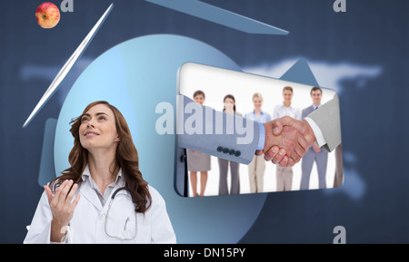 Immagine composita di felice medico gettando apple Foto Stock