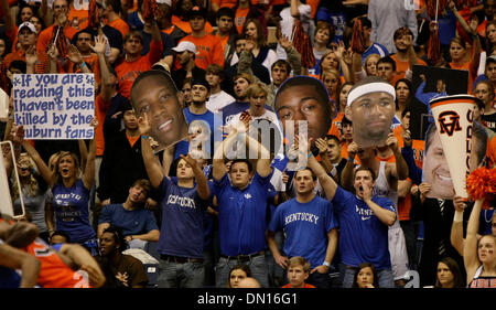 Gen. 16, 2010 - Auburn, Kentucky, Stati Uniti d'America - Kentucky appassionati hanno tenuto i grandi capi come Kentucky sconfitto Auburn 72-67 sabato 16 gennaio 2010 in Auburn, AL. Foto di Mark Cornelison | Personale. (Credito Immagine: © Lexington Herald-Leader/ZUMApress.com) Foto Stock