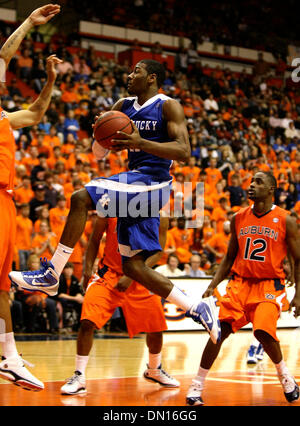 Gen. 16, 2010 - Auburn, Kentucky, Stati Uniti d'America - Kentucky John Wall è andato al cesto per due dei suoi tredici punti come Kentucky sconfitto Auburn 72-67 sabato 16 gennaio 2010 in Auburn, AL. Foto di Mark Cornelison | Personale. (Credito Immagine: © Lexington Herald-Leader/ZUMApress.com) Foto Stock