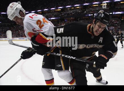 Jan 17, 2010 - Anaheim, California, Stati Uniti d'America - Anaheim Ducks center Ryan Getzlaf, destra, battaglie per il puck contro le fiamme di Calgary center Craig Conroy durante il secondo periodo di un NHL Hockey gioco all'Honda Center. (Credito Immagine: © Mark Samala/ZUMA Press) Foto Stock