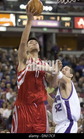 Dic 08, 2005; Sacramento, CA, Stati Uniti d'America; Sacramento Kings Brad Miller falli Houston Rockets Yao Ming come egli rigido per il cestello nella prima metà di Arco Arena a Sacramento, la California il 8 dicembre 2005. Credito: Foto di Paul Kitagaki Jr./Sacramento Bee /ZUMA premere. (©) Copyright 2005 by Sacramento Bee Foto Stock