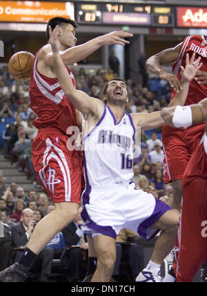 Dic 08, 2005; Sacramento, CA, Stati Uniti d'America; Sacramento Kings Peja Stojakovic perde il controllo della palla come egli unità al cestello nel quarto periodo contro Houston Rockets Yao Ming nel loro 106-95 perdita di Arco Arena a Sacramento, la California il 8 dicembre 2005. Credito: Foto di Paul Kitagaki Jr./Sacramento Bee /ZUMA premere. (©) Copyright 2005 by Sacramento Bee Foto Stock