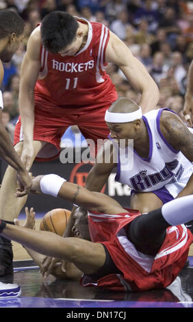 Dic 08, 2005; Sacramento, CA, Stati Uniti d'America; Sacramento Kings Bonzie Wells perde la palla a Houston Rockets Tracy McGrady in ritardo nel quarto periodo come re perdere 106-95 ad Arco Arena a Sacramento, la California il 8 dicembre 2005. Credito: Foto di Paul Kitagaki Jr./Sacramento Bee /ZUMA premere. (©) Copyright 2005 by Sacramento Bee Foto Stock