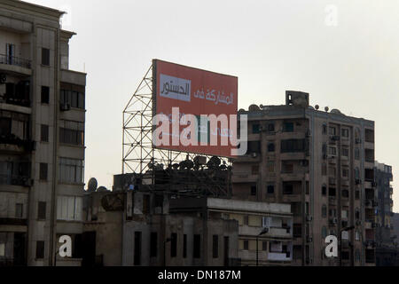 Il Cairo, il Cairo, Egitto. Xvii Dec, 2013. Un cartellone di lettura ''partecipando alla costituzione significa sì per il 30 giugno e il 25 di gennaio" è visto al Cairo il 17 dicembre 2013. I sostenitori degli islamisti del deposto presidente egiziano Mohamed Morsi sarà boicottare il referendum sulla nuova costituzione il mese prossimo e di organizzare una campagna contro la votazione, ha dichiarato un portavoce © Mohammed Bendari APA/images/ZUMAPRESS.com/Alamy Live News Foto Stock