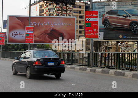 Il Cairo, il Cairo, Egitto. Xvii Dec, 2013. Un cartellone di lettura ''partecipando alla costituzione significa sì per il 30 giugno e il 25 di gennaio" è visto al Cairo il 17 dicembre 2013. I sostenitori degli islamisti del deposto presidente egiziano Mohamed Morsi sarà boicottare il referendum sulla nuova costituzione il mese prossimo e di organizzare una campagna contro la votazione, ha dichiarato un portavoce © Mohammed Bendari APA/images/ZUMAPRESS.com/Alamy Live News Foto Stock