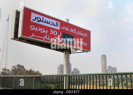 Il Cairo, il Cairo, Egitto. Xvii Dec, 2013. Un cartellone di lettura ''partecipando alla costituzione significa sì per il 30 giugno e il 25 di gennaio" è visto al Cairo il 17 dicembre 2013. I sostenitori degli islamisti del deposto presidente egiziano Mohamed Morsi sarà boicottare il referendum sulla nuova costituzione il mese prossimo e di organizzare una campagna contro la votazione, ha dichiarato un portavoce © Mohammed Bendari APA/images/ZUMAPRESS.com/Alamy Live News Foto Stock