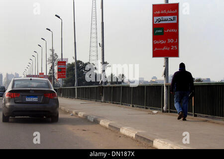 Il Cairo, il Cairo, Egitto. Xvii Dec, 2013. Un cartellone di lettura ''partecipando alla costituzione significa sì per il 30 giugno e il 25 di gennaio" è visto al Cairo il 17 dicembre 2013. I sostenitori degli islamisti del deposto presidente egiziano Mohamed Morsi sarà boicottare il referendum sulla nuova costituzione il mese prossimo e di organizzare una campagna contro la votazione, ha dichiarato un portavoce © Mohammed Bendari APA/images/ZUMAPRESS.com/Alamy Live News Foto Stock