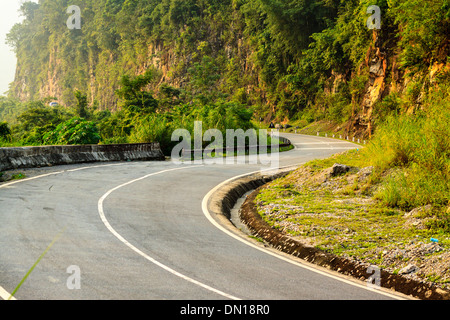 Autostrada vicino Mai Chau town, Hoa Binh provincia, Vietnam Foto Stock