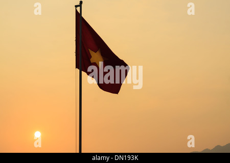 Bandiera vietnamita in tramonto sul pass Foto Stock