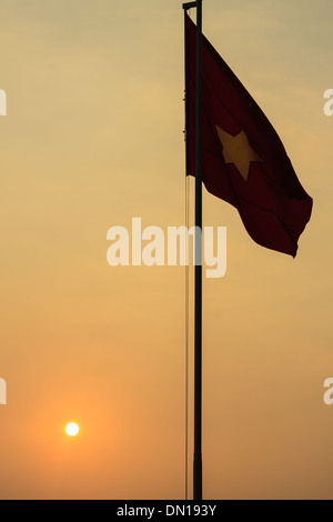 Bandiera vietnamita in tramonto sul pass Foto Stock