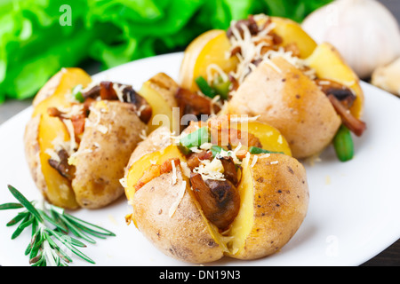 Patate al forno con pancetta e funghi Foto Stock