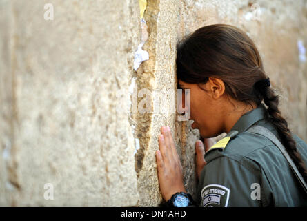 (131218) -- Gerusalemme, Dic 18, 2013 (Xinhua) -- una donna prega presso il Muro occidentale nella città vecchia di Gerusalemme nov. 18, 2013. Gerusalemme, una delle città più antiche del mondo, è santa per le tre grandi religioni abramitiche - Ebraismo, Cristianesimo e Islam. Gli israeliani e i palestinesi sia la rivendicazione di Gerusalemme come loro capitale, come Israele mantiene la sua primaria istituzioni governative qui. La Città Vecchia di Gerusalemme è stata tradizionalmente divisi in quattro quarti, vale a dire la Chiesa armena, Cristiana, Ebrea e Musulmana trimestri. È diventato un sito del patrimonio mondiale nel 1981, e si trova sulla lista del mondo Herita Foto Stock