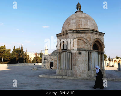 (131218) -- Gerusalemme, Dic 18, 2013 (Xinhua) -- Foto scattata il 9 novembre 19, 2013 mostra la Città Vecchia di Gerusalemme. Gerusalemme, una delle città più antiche del mondo, è santa per le tre grandi religioni abramitiche - Ebraismo, Cristianesimo e Islam. Gli israeliani e i palestinesi sia la rivendicazione di Gerusalemme come loro capitale, come Israele mantiene la sua primaria istituzioni governative qui. La Città Vecchia di Gerusalemme è stata tradizionalmente divisi in quattro quarti, vale a dire la Chiesa armena, Cristiana, Ebrea e Musulmana trimestri. È diventato un sito del patrimonio mondiale nel 1981, ed è sulla lista del Patrimonio Mondiale in pericolo. (X Foto Stock