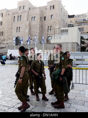 (131218) -- Gerusalemme, Dic 18, 2013 (Xinhua) -- soldati israeliani sono visti nella Città Vecchia di Gerusalemme nov. 17, 2013. Gerusalemme, una delle città più antiche del mondo, è santa per le tre grandi religioni abramitiche - Ebraismo, Cristianesimo e Islam. Gli israeliani e i palestinesi sia la rivendicazione di Gerusalemme come loro capitale, come Israele mantiene la sua primaria istituzioni governative qui. La Città Vecchia di Gerusalemme è stata tradizionalmente divisi in quattro quarti, vale a dire la Chiesa armena, Cristiana, Ebrea e Musulmana trimestri. È diventato un sito del patrimonio mondiale nel 1981, ed è sulla lista del Patrimonio Mondiale in Da Foto Stock