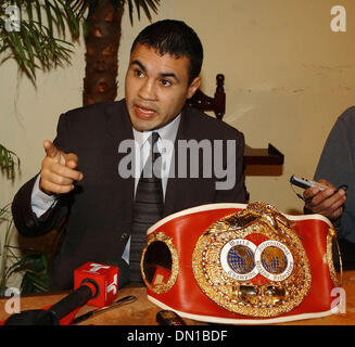 Jan 26, 2006; Los Angeles, CA, Stati Uniti d'America; Corrente IBF campione leggero GESÙ CHAVEZ (42-3 28 KO) assiste il Los Angeles conferenza stampa per il suo prossimo IBF World Championship leggero bout contro 3 tempo mondo campione del peso piuma Marco Antonio Barrera (61-4 42 KO il 25 marzo al MGM Grand in Las Vegas NV. Credito: Foto di Rob DeLorenzo/ZUMA premere. (©) Copyrigh Foto Stock