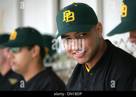 Jan 26, 2006; West Palm Beach, FL, Stati Uniti d'America; PBCC lanciatore di baseball, Hassan Peña, siede sul banco durante il gioco. Peña difettato da Cuba e un avvocato locale sta gestendo la sua carriera. Credito: Foto da Allen Eyestone/Palm Beach post/ZUMA premere. (©) Copyright 2006 da Palm Beach post Foto Stock