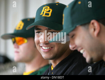 Jan 26, 2006; West Palm Beach, FL, Stati Uniti d'America; PBCC lanciatore di baseball, Hassan Peña, siede sul banco durante il gioco. Peña difettato da Cuba e un avvocato locale sta gestendo la sua carriera. Credito: Foto da Allen Eyestone/Palm Beach post/ZUMA premere. (©) Copyright 2006 da Palm Beach post Foto Stock