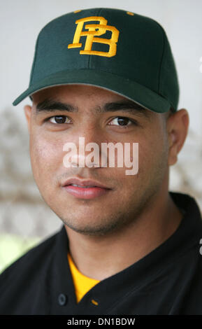 Jan 26, 2006; West Palm Beach, FL, Stati Uniti d'America; PBCC lanciatore di baseball, Hassan Peña, siede sul banco durante il gioco. Peña difettato da Cuba e un avvocato locale sta gestendo la sua carriera. Credito: Foto da Allen Eyestone/Palm Beach post/ZUMA premere. (©) Copyright 2006 da Palm Beach post Foto Stock