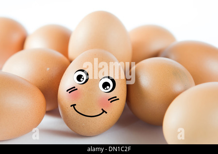 Un uovo marrone su sfondo bianco . Foto Stock