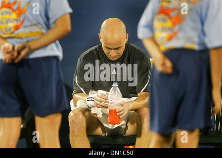 Jan 30, 2006; Delray Beach, FL, Stati Uniti d'America; Agassi vs. Mello - Andre Agassi poggia tra i punti lunedì notte al Delray Beach Tennis Center durante la sua partita contro Ricardo MELLO. Credito: Foto di Damon Higgins/Palm Beach post /ZUMA premere. (©) Copyright 2006 da Palm Beach post Foto Stock