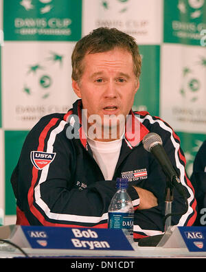 Feb 07, 2006; La Jolla, CA, Stati Uniti d'America; PATRICK MCENROE al Pre-Draw conferenze stampa a La Jolla Beach e Tennis Club. Stati Uniti svolgeranno la Romania nella Coppa Davis la concorrenza. Credito: foto da John Hardick/ZUMA premere. (©) Copyright 2006 da John Hardick Foto Stock