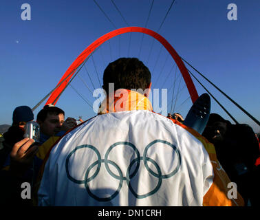 Feb 09, 2006; Torino, Peidmont, Italia; Ucraina Comitato Olimpico Nazionale presidente Sergey BUBKA comporta per i media giovedì sera di febbraio 9, 2006 a Torino, in Italia prima di portare la fiamma olimpica. Credito: Foto di W Luther/San Antonio Express ZUMA premere. (©) Copyright 2006 by W Luther/San Antonio Express Foto Stock