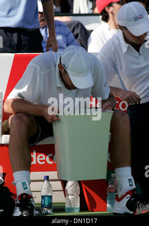 Feb 10, 2006; La Jolla, CA, Stati Uniti d'America; Andy RODDICK la finitura essendo malato al 2006 Coppa Davis a La Jolla Beach e Tennis Club a La Jolla, California. Credito: foto da John Hardick/ZUMA premere. (©) Copyright 2006 da John Hardick Foto Stock