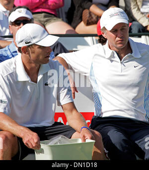 Feb 10, 2006; La Jolla, CA, Stati Uniti d'America; Andy RODDICK prima di ammalarsi al 2006 Coppa Davis a La Jolla Beach e Tennis Club a La Jolla, California. Credito: foto da John Hardick/ZUMA premere. (©) Copyright 2006 da John Hardick Foto Stock