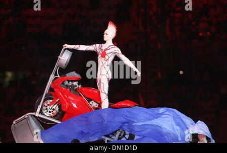 Feb 10, 2006; Torino, Italia; Torino ha dato dei calci a fuori dei loro giochi olimpici 2006 con una stravagante alla cerimonia di apertura per lo Stadio Olimpico venerdì notte. Nella foto: un ballerino nella cerimonia di apertura di venerdì notte ha preso un giro intorno allo stadio a cavallo di una moto italiana alla fine della sua prestazione. Credito: Foto di Jeff Wheeler/Minneapolis Star T /ZUMA premere. (©) Copyright 2006 by Foto Stock