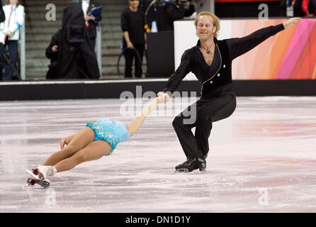 Feb 11, 2006; Torino, Italia; XX Olimpiadi Invernali: JOHN BALDWIN e INOUE RENA DI gli Stati Uniti di competere in coppie breve programma in occasione dei Giochi Olimpici Invernali di Torino 2006. Credito: Foto di K.C. Alfred/SDU-T/ZUMA premere. (©) Copyright 2006 by SDU-T Foto Stock