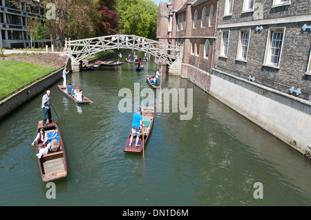 Punting sotto il ponte di matematica, costruito nel 1749 da James Essex che attraversa il fiume Cam, Cambridge, Inghilterra Foto Stock