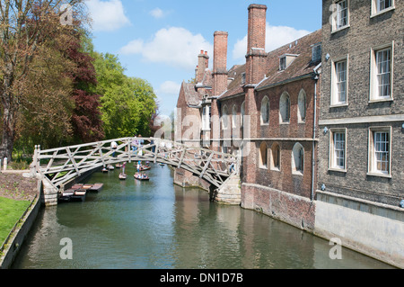 Il ponte di matematica, costruito nel 1749 da James Essex che attraversa il fiume Cam, Cambridge, Inghilterra Foto Stock