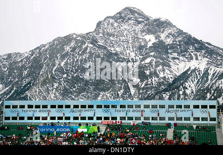 Feb 15, 2006; Torino, Italia; Alpi Italiane salire dietro la tribuna in discesa mercoledì 15 febbraio, 2006 durante la donna discese durante i XX Giochi Olimpici Invernali di Torino, Italia. Credito: Foto da W.L. /San Antonio Express-News /ZUMA premere. (©) Copyright 2006 by San Antonio Express-News Foto Stock