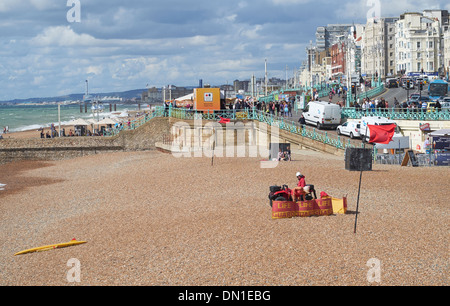 La spiaggia di Brighton bagnini, località di attrazione, Sussex England Regno Unito. Foto Stock