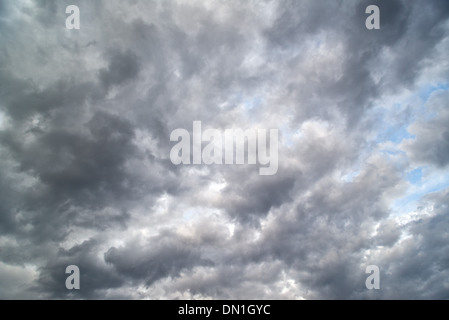Tempesta di pesanti nuvole portando l'inverno freddo e pioggia Foto Stock