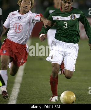 Feb 15, 2006; Los Angeles, CA, Stati Uniti d'America; calcio: (3) Carlos Salcido dalla squadra nazionale del Messico che combatte per la sfera contro (14) Chun-Soo Lee dalla squadra nazionale di Corea Repubblica durante il loro tune up match prima della coppa del mondo presso il Los Angeles Memorial Coliseum mercoledì 15 febbraio 2006. La Corea ha vinto il gioco 1-0. Credito: foto di Armando Arorizo/ZUMA premere. (©) Co Foto Stock