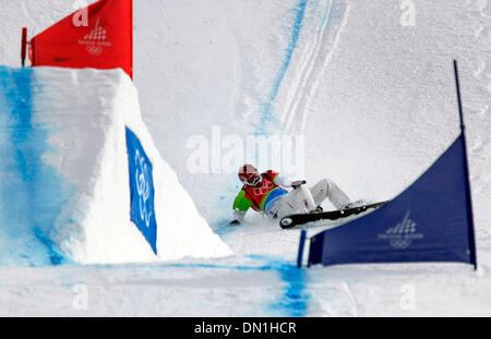 Feb 17, 2006; Torino, Italia; LINDSEY JACOBELLIS degli Stati Uniti si è schiantato il secondo e ultimo salto dello snowboard cross finali al XX Giochi Olimpici Invernali di Bardonecchia Martedì, Febbraio 17, 2006. Ha vinto una medaglia d'argento. Credito: Foto di K.C. Alfred/SDU-T /ZUMA premere. (©) Copyright 2006 by SDU-T Foto Stock