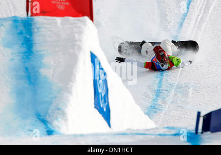 Feb 17, 2006; Torino, Italia; LINDSEY JACOBELLIS degli Stati Uniti si è schiantato il secondo e ultimo salto dello snowboard cross finali al XX Giochi Olimpici Invernali di Bardonecchia Martedì, Febbraio 17, 2006. Ha vinto una medaglia d'argento. Credito: Foto di K.C. Alfred/SDU-T /ZUMA premere. (©) Copyright 2006 by SDU-T Foto Stock