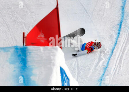 Feb 17, 2006; Torino, Italia; LINDSEY JACOBELLIS degli Stati Uniti si è schiantato il secondo e ultimo salto dello snowboard cross finali al XX Giochi Olimpici Invernali di Bardonecchia Martedì, Febbraio 17, 2006. Ha vinto una medaglia d'argento. Credito: Foto di K.C. Alfred/SDU-T /ZUMA premere. (©) Copyright 2006 by SDU-T Foto Stock