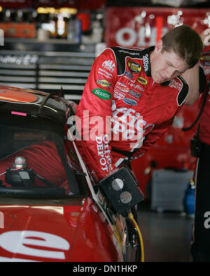 Feb 18, 2006; Daytona Beach, FL, Stati Uniti d'America; Carl Edwards di entrare nel suo Office Depot auto durante la pratica per la XLVIII in esecuzione della Daytona 500, domenica prossima, 19 febbraio 2006 al Daytona International Speedway di Daytona. Credito: Foto di Winston Luzier/ZUMA premere. (©) Copyright 2006 by Winston Luzier Foto Stock