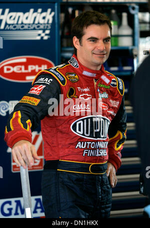 Feb 18, 2006; Daytona Beach, FL, Stati Uniti d'America; Jeff Gordon (Hendricks Motor Sports) di appoggio in garage durante la pratica per la XLVIII in esecuzione della Daytona 500, domenica prossima, 19 febbraio 2006 al Daytona International Speedway di Daytona. Credito: Foto di Winston Luzier/ZUMA premere. (©) Copyright 2006 by Winston Luzier Foto Stock