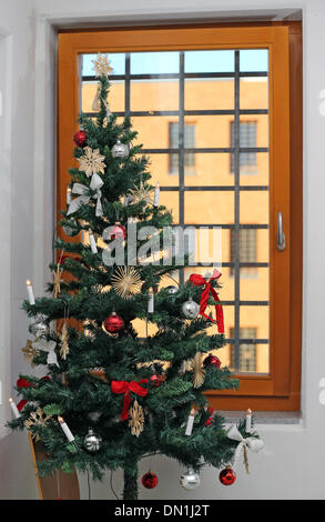 FILE - un file foto datata 12 dicembre 2013 mostra un albero di Natale in detenzione minorile facility in Regis-Breitingen, Germania. I giovani detenuti sono offerti activitied speciali per il Natale come fare le decorazioni di Natale e tostatura di un anatra. Foto: JAN WOITAS Foto Stock