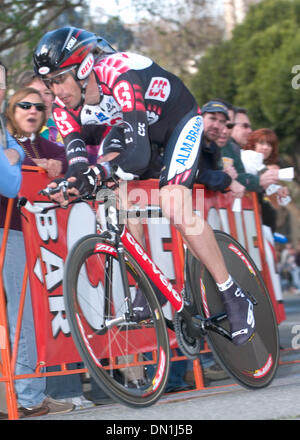 Feb 20, 2006; San Francisco, CA, Stati Uniti d'America; American BOBBY JULICH ha tagliato il traguardo al decimo di conservare la sua nel complesso la seconda posizione durante la Amgen tour della California 2006 1° stadio lunedì. La fase 7, 8 giorni di manifestazione prosegue domani con un 152.7km eseguito da Martinez a San Jose. La gita termina Feb 26 in Redondo Beach. Credito: Foto da Beth Schneider/ZUMA premere. (©) Copyright 2006 b Foto Stock