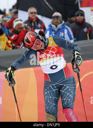 Feb 22, 2006; Torino, Italia; Minnesota di sciatori olimpici ha avuto un momento difficile sulla donna corso di slalom a Sestriere Colle mercoledì pomeriggio. Kristina Koznick finito nel trentaquattresimo posto, 3,34 secondi dietro il primo run leader, Anja Paerson della Svezia. Lindsey Kildow era in 15th, a 1,54 secondi dietro. IN QUESTA FOTO: Kristina Koznick dopo la sua deludente il trentaquattresimo posto nella finale della prima r Foto Stock