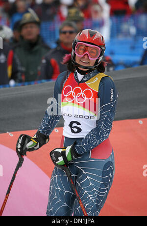 Feb 22, 2006; Torino, Italia; Minnesota di sciatori olimpici ha avuto un momento difficile sulla donna corso di slalom a Sestriere Colle mercoledì pomeriggio. Kristina Koznick finito nel trentaquattresimo posto, 3,34 secondi dietro il primo run leader, Anja Paerson della Svezia. Lindsey Kildow era in 15th, a 1,54 secondi dietro. IN QUESTA FOTO: Kristina Koznick vedendo che il suo tempo è stato 3,34 dietro già leader Anja P Foto Stock