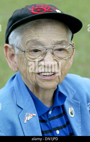 Feb 22, 2006; Giove, FL, Stati Uniti d'America; Mickey Carroll, 86, che ha giocato il sindaco di Munchkinland nel Wizard of Oz, visitando le carte spring training facility mercoledì mattina, a Roger Dean Stadium. Carroll vive a San Louis e ha seguito le carte per oltre sessanta anni. Egli ha recentemente diventati amici con un numero di giocatori, tra loro Albert Pujols e Jim Edmunds. Mandato Foto Stock