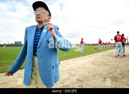 Feb 22, 2006; Giove, FL, Stati Uniti d'America; Mickey Carroll, 86, che ha giocato il sindaco di Munchkinland nel Wizard of Oz, visitando le carte spring training facility mercoledì mattina, a Roger Dean Stadium. Carroll vive a San Louis e ha seguito le carte per oltre sessanta anni. Egli ha recentemente diventati amici con un numero di giocatori, tra loro Albert Pujols e Jim Edmunds. Mandato Foto Stock