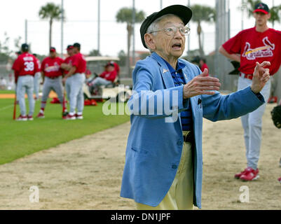 Feb 22, 2006; Giove, FL, Stati Uniti d'America; Mickey Carroll, 86, che ha giocato il sindaco di Munchkinland nel Wizard of Oz, visitando le carte spring training facility mercoledì mattina, a Roger Dean Stadium. Carroll vive a San Louis e ha seguito le carte per oltre sessanta anni. Egli ha recentemente diventati amici con un numero di giocatori, tra loro Albert Pujols e Jim Edmunds. Mandato Foto Stock